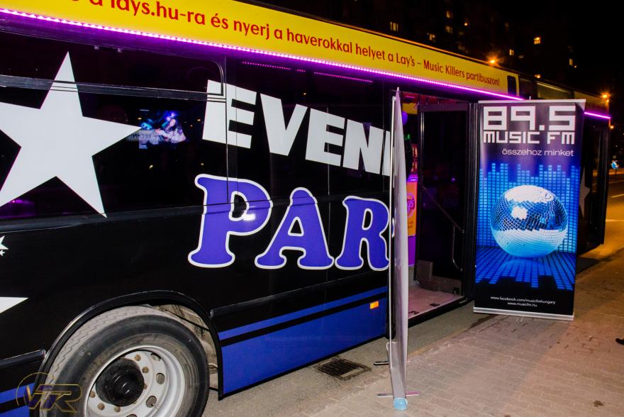 A-partybusz-várja-a-Lay's-chips-nyereményjáték-nyerteseit