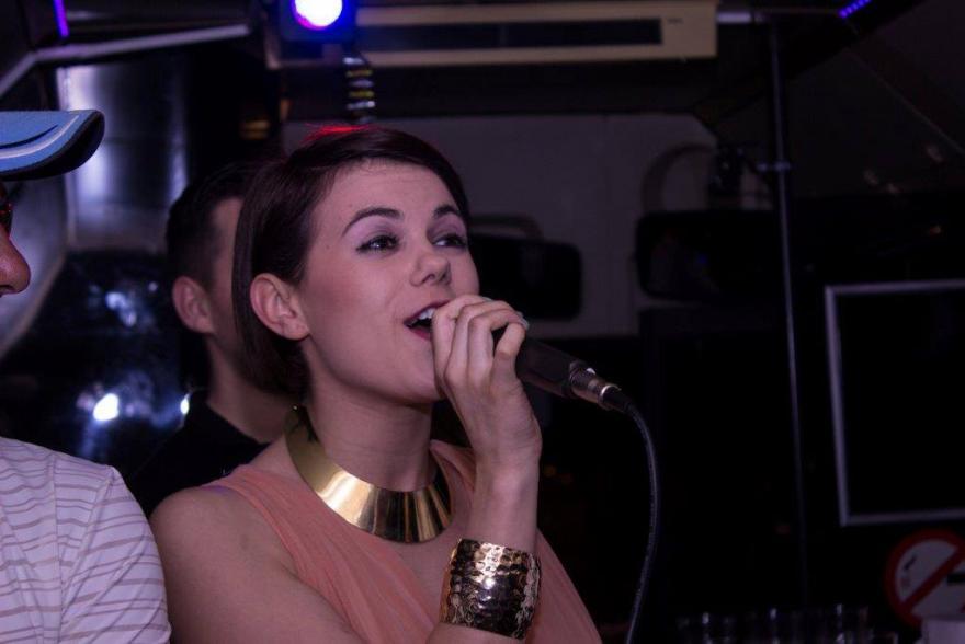 Csobot Adél fellépése a partybuszon