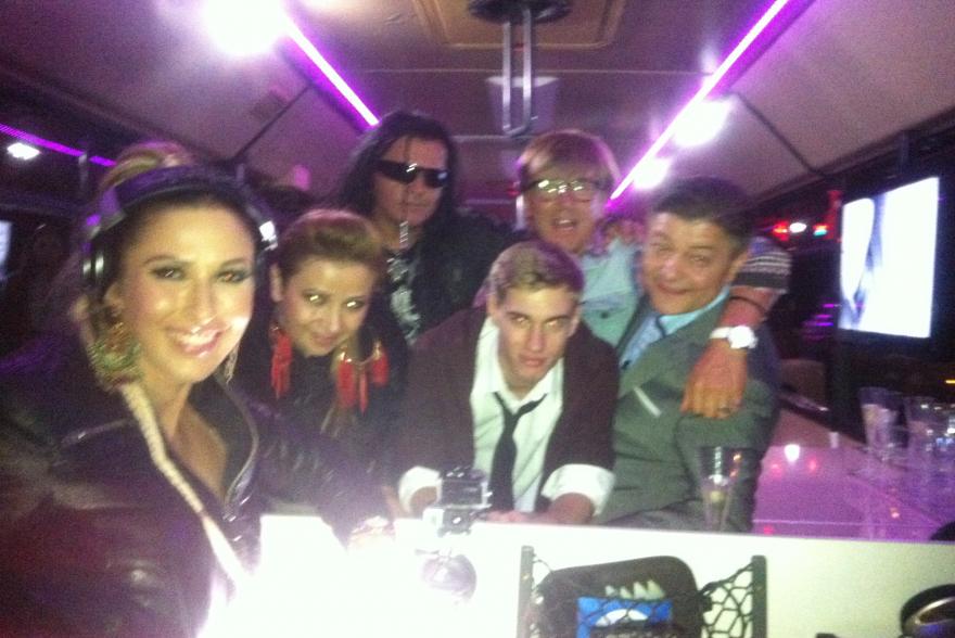 Hal a tortán forgatás a partybuszon