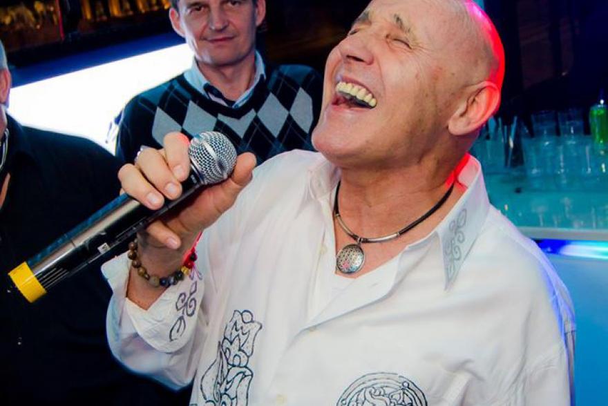 Pataki Attila fellépése az Eveningstar Partybuson.