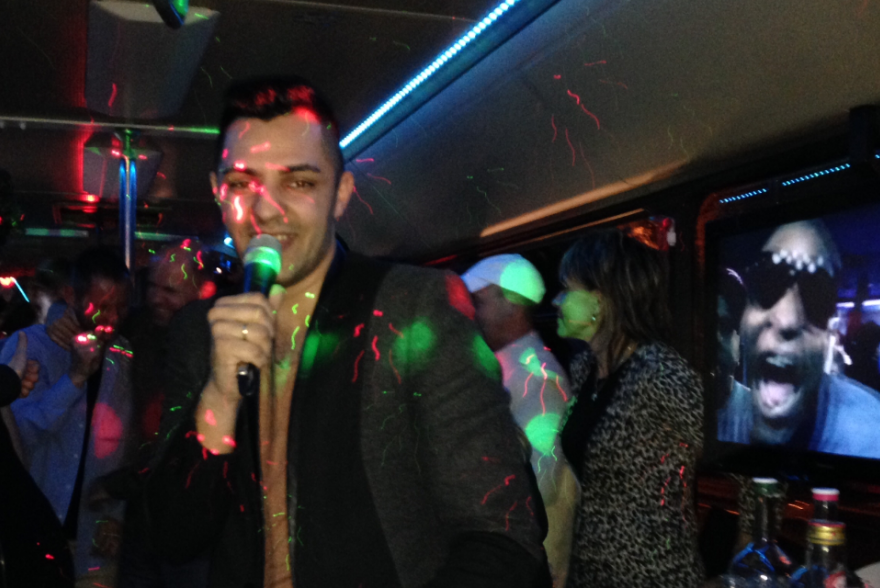 Oláh Gergő fellépése partybuszunkon.