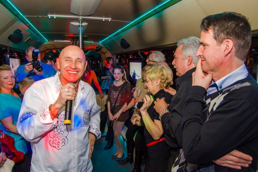 Pataki Attila a partybuszon.