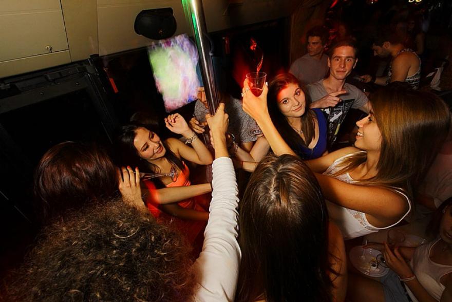 szuletesnapi-meglepetes-partybusz